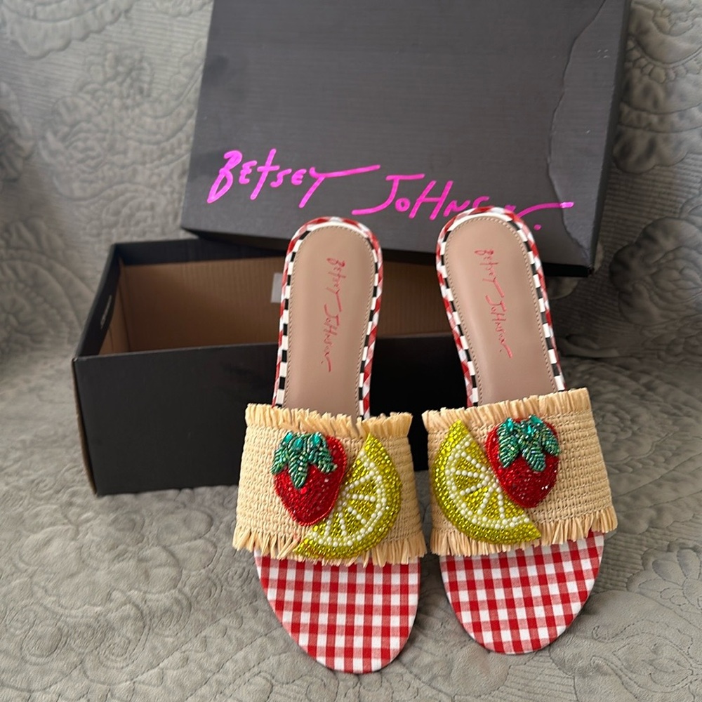 Betsy Johnson Lindy sandals size 9.5